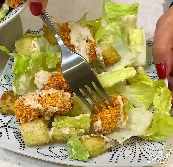 دستور کامل درست کردن سالاد سزار با مرغ سوخاری